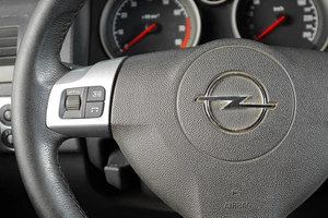 Седан Opel Astra 2012 года, 729000 рублей, Тюмень