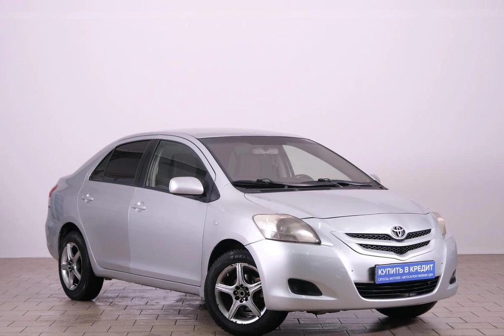 Седан Toyota Yaris 2007 года, 559000 рублей, Омск