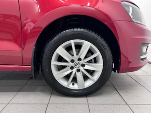 Седан Volkswagen Polo 2015 года, 1149000 рублей, Красноярск