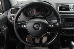Седан Volkswagen Polo 2016 года, 1129000 рублей, Новокузнецк
