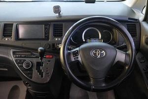 Минивэн Toyota Isis 2010 года, 1229000 рублей, Омск