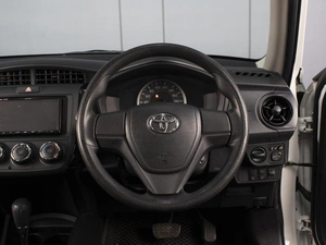 Седан Toyota Corolla Axio 2018 года, 1540000 рублей, Омск