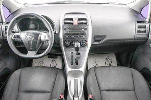 Хетчбэк Toyota Auris 2011 года, 999000 рублей, Красноярск
