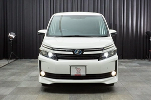 Минивэн Toyota Voxy 2015 года, 1797000 рублей, Красноярск