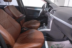 Седан Opel Astra 2011 года, 669000 рублей, Томск