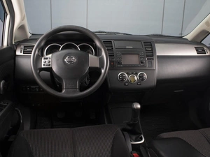 Седан Nissan Tiida 2013 года, 840000 рублей, Омск