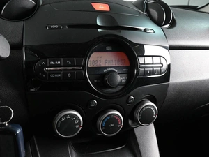 Хетчбэк Mazda 2 2011 года, 690000 рублей, Аксай