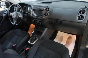 Внедорожник Volkswagen Tiguan 2015 года, 1849000 рублей, Омск