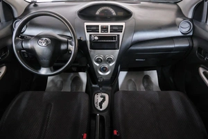 Седан Toyota Yaris 2007 года, 559000 рублей, Омск