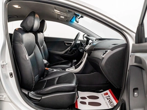 Седан Hyundai Avante 2011 года, 1050000 рублей, Красноярск