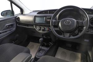 Хетчбэк Toyota Vitz 2018 года, 1179000 рублей, Новосибирск