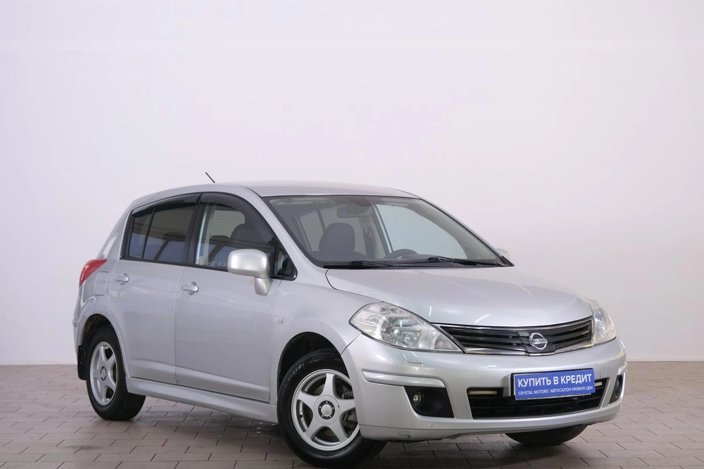Хетчбэк Nissan Tiida 2011 года, 929000 рублей, Омск