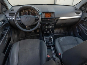Седан Opel Astra 2013 года, 899000 рублей, Саратов