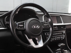 Седан Kia Optima 2018 года, 1840000 рублей, Омск