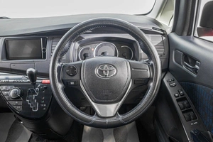 Минивэн Toyota Isis 2013 года, 1279000 рублей, Барнаул