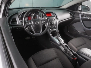 Хетчбэк Opel Astra 2012 года, 899000 рублей, Красный Пахарь