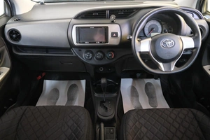 Хетчбэк Toyota Vitz 2016 года, 1129000 рублей, Омск