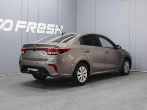 Седан Kia Rio 2018 года, 1402000 рублей, Омск