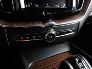 Внедорожник Volvo XC60 2018 года, 3197000 рублей, Воронеж