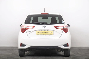 Хетчбэк Toyota Vitz 2017 года, 1049000 рублей, Томск
