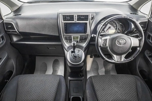 Хетчбэк Toyota Ractis 2011 года, 839000 рублей, Барнаул