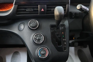 Минивэн Toyota Sienta 2015 года, 1299000 рублей, Омск