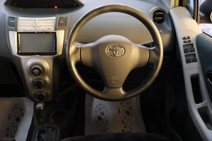 Хетчбэк Toyota Vitz 2005 года, 489000 рублей, Омск