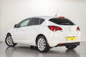 Хетчбэк Opel Astra 2011 года, 969000 рублей, Челябинск