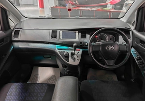 Минивэн Toyota Isis 2014 года, 1290000 рублей, Красноярск