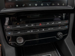 Внедорожник Jaguar F-Pace 2016 года, 2490000 рублей, Краснодар