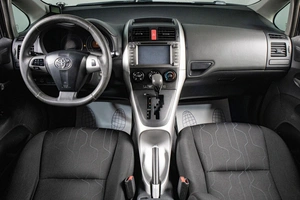 Хетчбэк Toyota Auris 2011 года, 1009000 рублей, Сургут