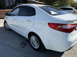 Седан Kia Rio 2013 года, 828000 рублей, Большеулуйский район