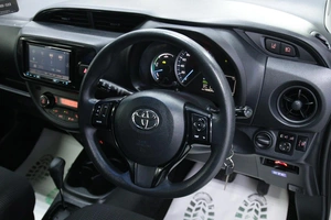 Хетчбэк Toyota Vitz 2017 года, 978000 рублей, Солонцы