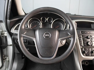 Хетчбэк Opel Astra 2011 года, 640000 рублей, Омск