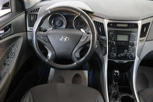 Седан Hyundai Sonata 2010 года, 989000 рублей, Омск