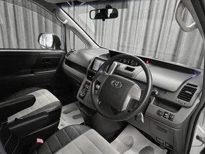 Минивэн Toyota Voxy 2010 года, 1390000 рублей, Красноярск