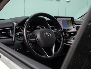 Седан Toyota Camry 2021 года, 2440000 рублей, Большой Сочи