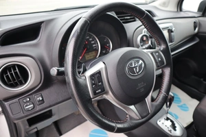Хэтчбек Toyota Yaris 2012 года, 1200000 рублей, Мирное