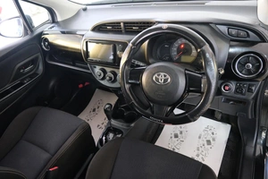 Хетчбэк Toyota Vitz 2018 года, 979000 рублей, Омск