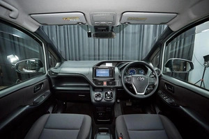Минивэн Toyota Voxy 2017 года, 2187000 рублей, Красноярск