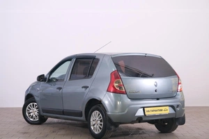 Хетчбэк Renault Sandero 2010 года, 389000 рублей, Омск