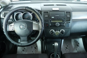 Хетчбэк Nissan Tiida 2010 года, 679000 рублей, Омск