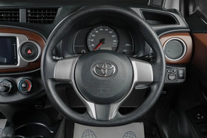 Хетчбэк Toyota Vitz 2012 года, 1069000 рублей, Тюмень