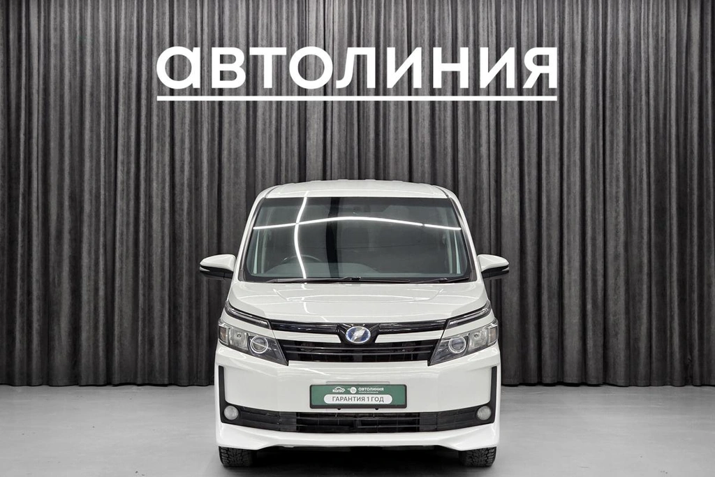 Минивэн Toyota Voxy 2014 года, 1590000 рублей, Красноярск