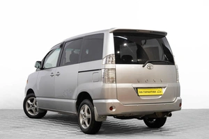 Минивэн Toyota Voxy 2005 года, 1319000 рублей, Барнаул