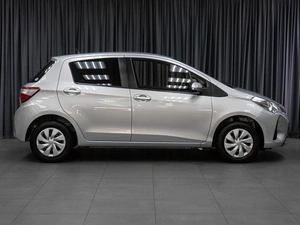 Хетчбэк Toyota Vitz 2017 года, 929000 рублей, Тюмень