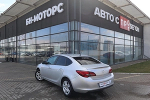 Седан Opel Astra 2013 года, 900000 рублей, Мирное