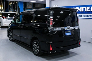 Минивэн Toyota Voxy 2015 года, 1883000 рублей, Солонцы