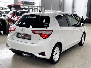 Хетчбэк Toyota Vitz 2017 года, 997000 рублей, Солонцы