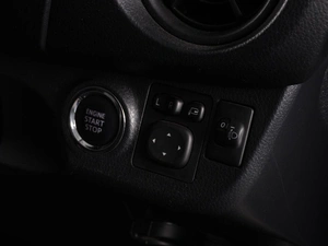 Хетчбэк Toyota Vitz 2018 года, 1155000 рублей, Красный Пахарь
